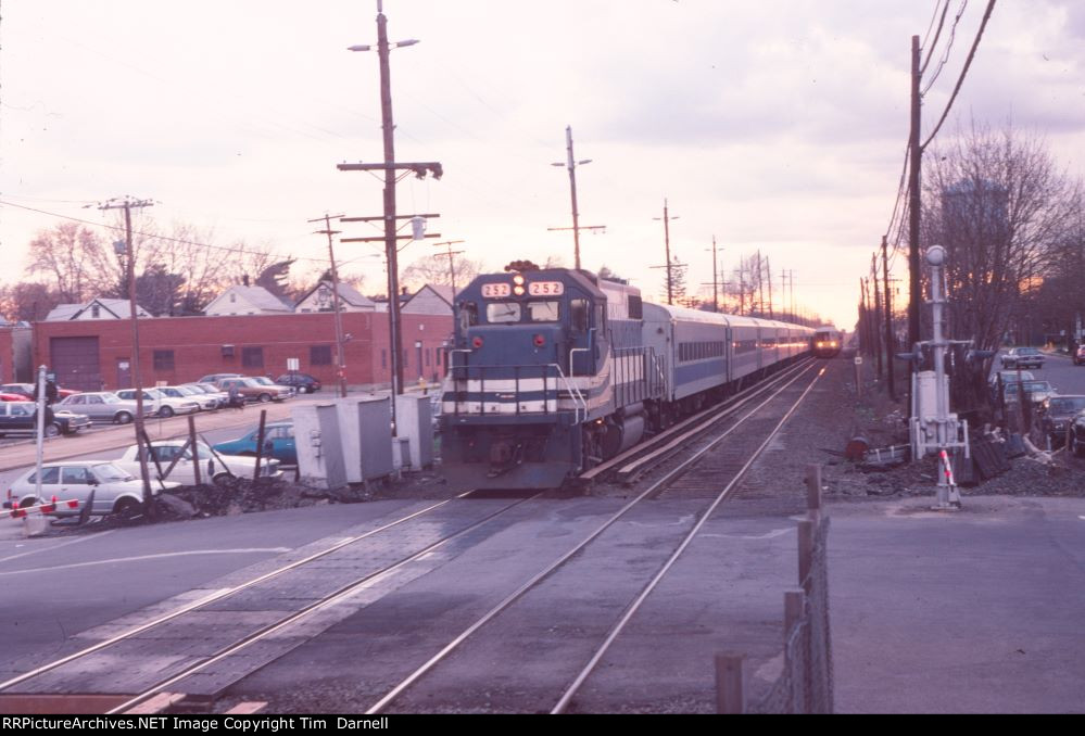 LI 252 & an M-1 come east during rush hour.